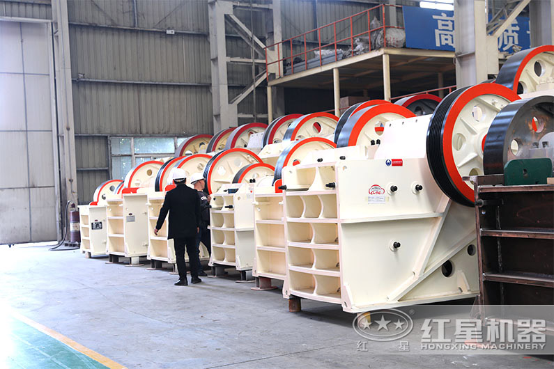 客戶到廠參觀顎式破碎機