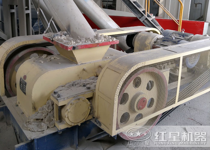 對(duì)輥式破碎機(jī)作業(yè)現(xiàn)場(chǎng)