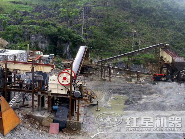 小型石頭破碎機(jī)作業(yè)現(xiàn)場(chǎng)