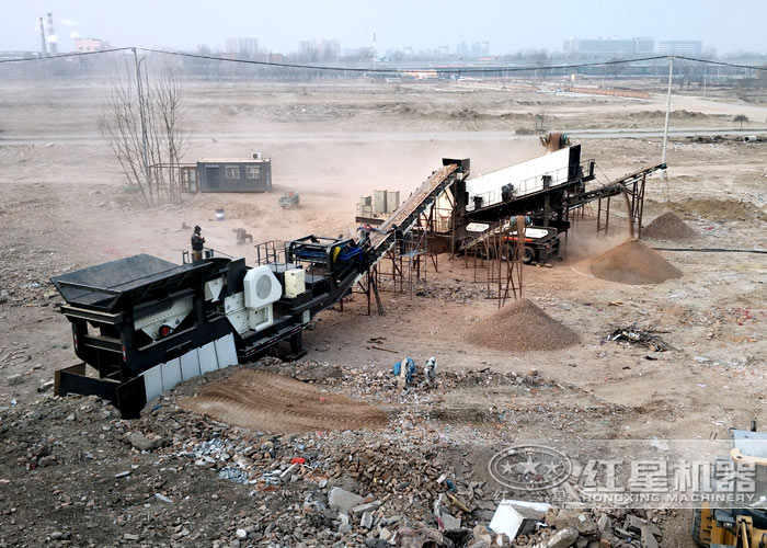 紅星顎式移動破碎站作業(yè)現(xiàn)場