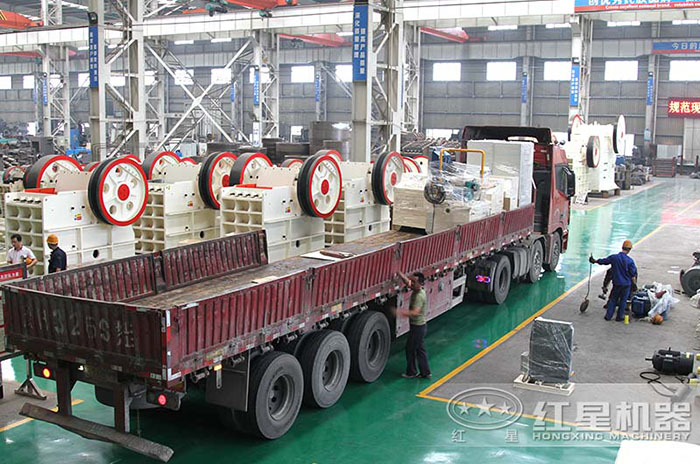 時產(chǎn)500噸玄武巖破碎機裝車發(fā)貨