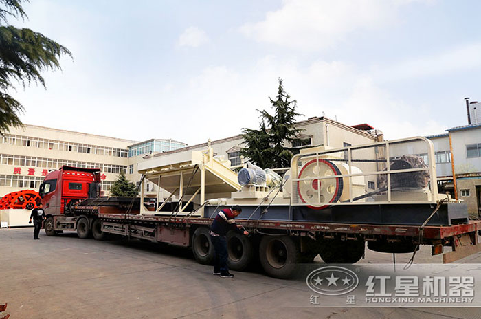 時(shí)產(chǎn)100噸對(duì)輥式制砂機(jī)發(fā)往用戶(hù)生產(chǎn)現(xiàn)場(chǎng)