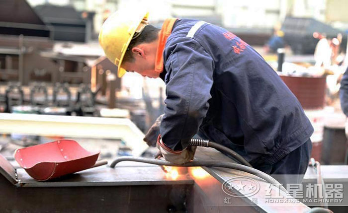 鄂式粉碎機(jī)生產(chǎn)車間