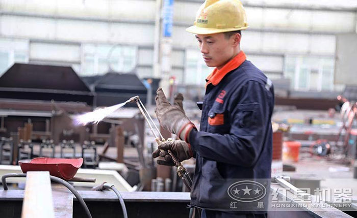 紅星反擊式打砂機生產(chǎn)車間