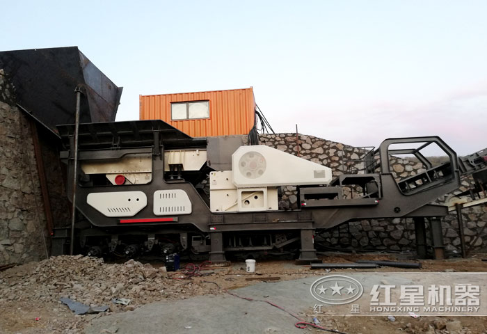 大型號(hào)移動(dòng)顎式破碎機(jī)作業(yè)現(xiàn)場(chǎng)