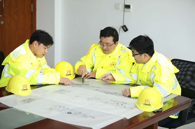 紅星工程師在探討工藝流程方案