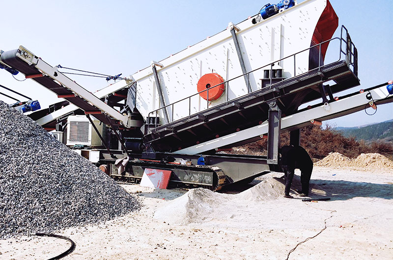 湖北用戶(hù)時(shí)產(chǎn)300噸石料的移動(dòng)破碎現(xiàn)場(chǎng)