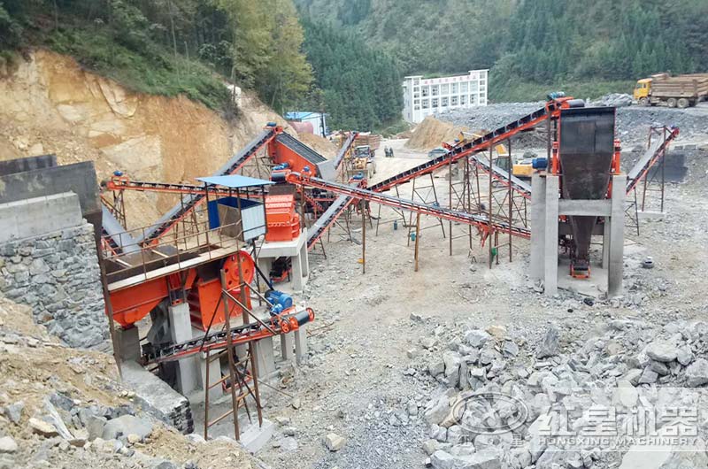 用戶時(shí)產(chǎn)300噸石料的破碎生產(chǎn)現(xiàn)場(chǎng)