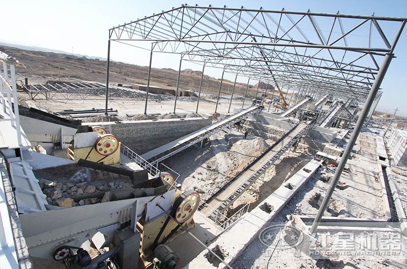 大型顎式破碎機(jī)生產(chǎn)現(xiàn)場(chǎng)