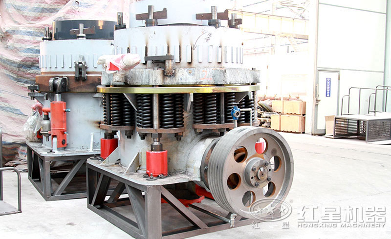 紅星圓錐破生產(chǎn)車間一角
