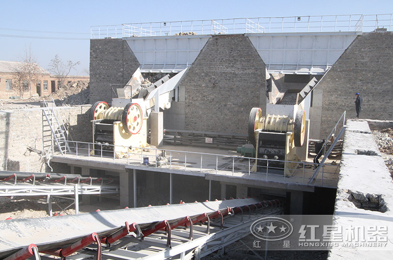 顎式破碎機生產(chǎn)現(xiàn)場