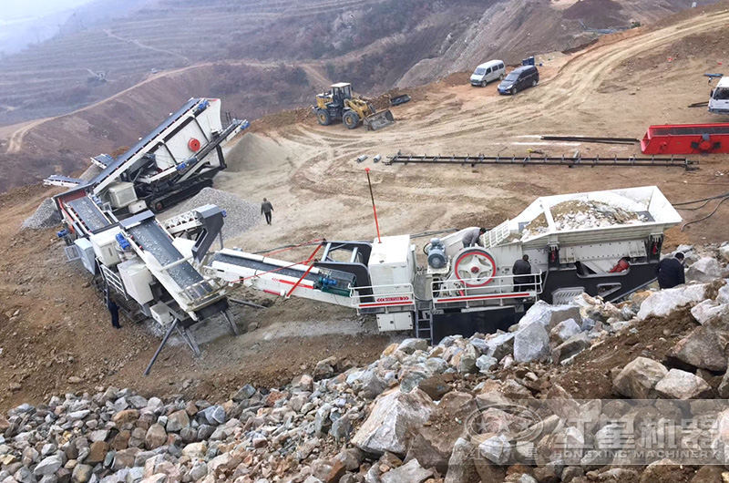 移動(dòng)式石料破碎生產(chǎn)現(xiàn)場(chǎng)