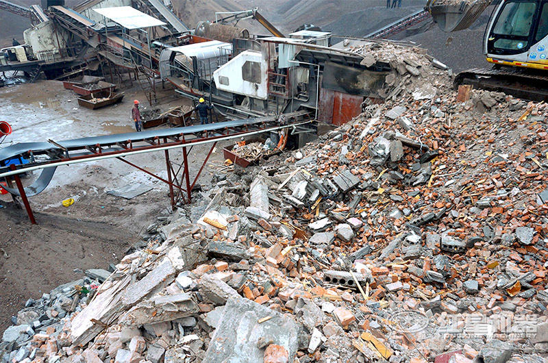 移動式建筑垃圾破碎現(xiàn)場